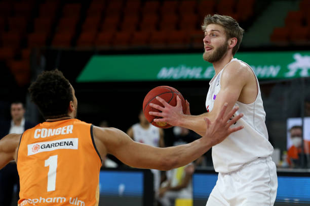 更是中国足 更是中国足